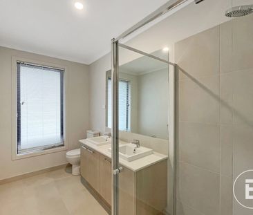 FOUR BEDROOM HOME WITH TWO SPACIOUS LIVING AREAS - Photo 6