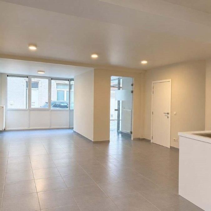 Gelijkvloers appartement met 2 slaapkamers en koer. - Photo 1