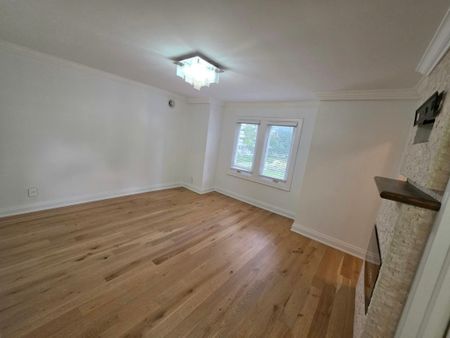 For Lease - 154 Davisville Avenue, Toronto, Ontario - Photo 2