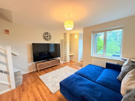 The Orchard, Lightwater, Surrey, GU18 - Photo 3