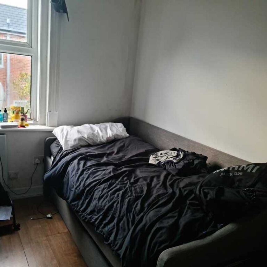 Studio for Student in Central Charminster - Photo 1