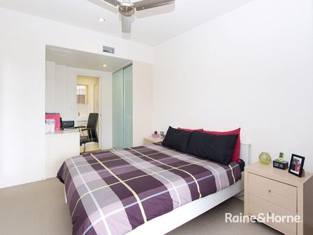 Modern, Partly Furnished, Great Location walk to UQ - Photo 2