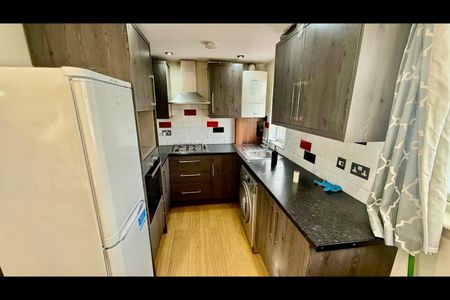 3 Bed Flat, Southdown Crescent, HA2 - Photo 5