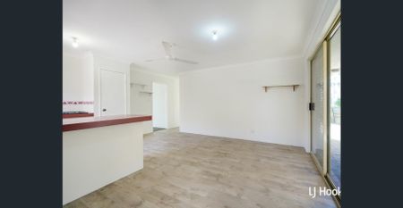 FAMILY HOME 3x1 PROPERTY LOCATED CLOSE TO LOCAL SCHOOLS, PARKS AND SHOPPING. - Photo 2