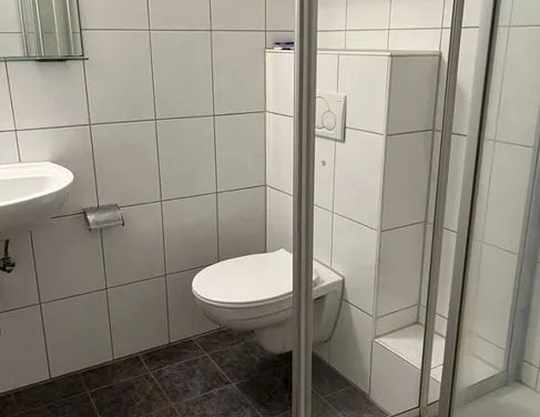 "Ideal für eine ältere Person" Schöne 2,5 Zimmer-Wohnung mit Balkon im I. OG in 47226 Duisburg - Photo 1