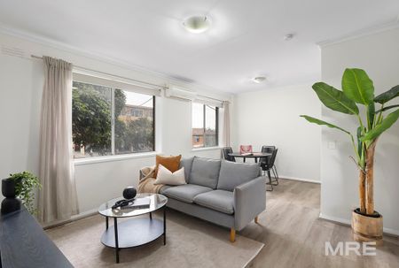 Light-filled living with city views - Photo 2
