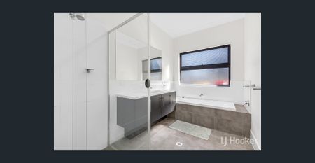 Modern 3 Bedroom Family Home - Photo 2