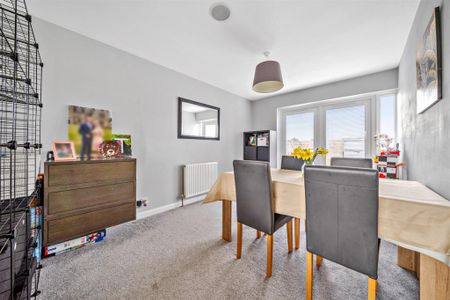 3 bedroom end of terrace house to rent - Photo 3