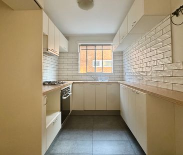 Stylish Apartment Living in Leafy Ripponlea - Photo 3