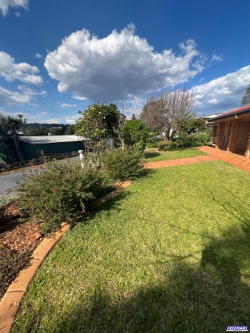 Lovely Established Home on 1,332 m² Allotment - Photo 2