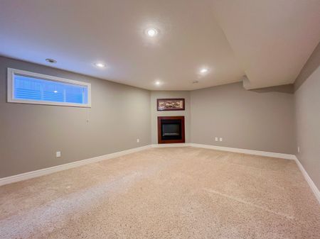 Spacious 5 Bed 4 Bath Home In South Terwillegar | Double Garage | Fire Pit - Photo 5