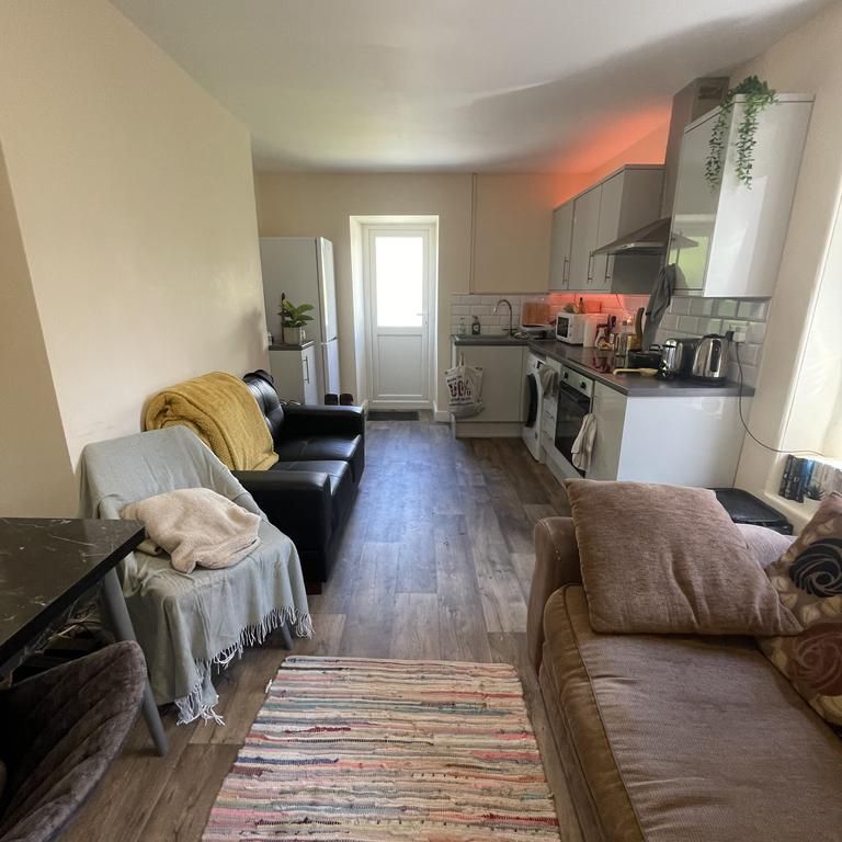 3 bedroom flat share to rent - Photo 1