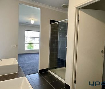 Family-Friendly Haven in Cranbourne West - Photo 5