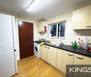 3 bedroom flat to rent - Photo 4