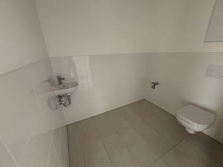 NEUBAU - 3-Zimmer-Wohnung in ruhiger Lage mit Küche, Balkon und Tiefgaragenparkplatz - Photo 4