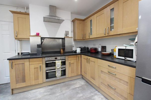 4 bedroom semi-detached house to rent - Photo 1