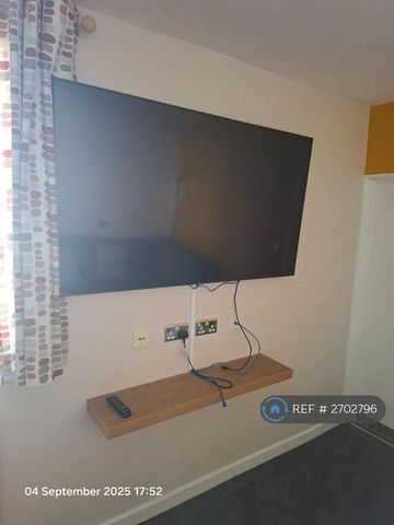 1 bedroom in a house share to rent - Photo 2