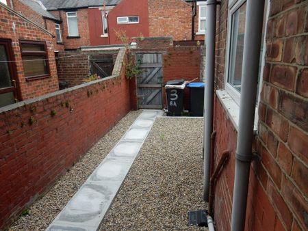 2 bedroom terraced house to rent - Photo 4
