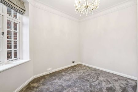 A newly redecorated three bedroom apartment situated in a desirable building with the added benefits of communal gardens and porter service. - Photo 5