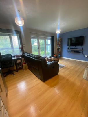 1 bedroom in a flat share to rent - Photo 1