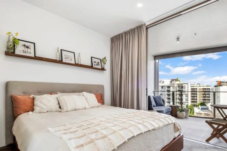 Stylish Two-Bedroom Apartment with Resort-Style Amenities in West End - Photo 2