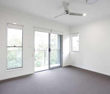 Meticulously Presented Executive Terrace Home - Photo 5