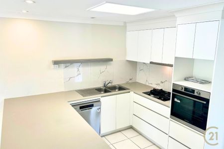 Open Plan Living with Private Courtyard - Photo 5