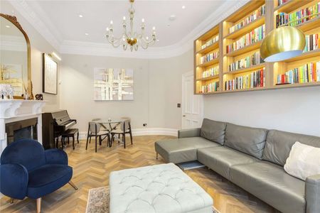 A stunning three-bedroom apartment, situated on the raised ground floor of an impressive red-brick building in South Kensington, benefitting from wooden floors and a private entrance. - Photo 3