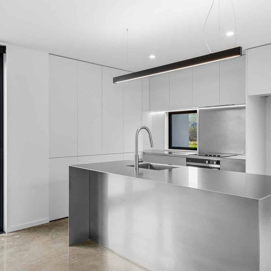 Architecturally designed townhouse - Photo 1