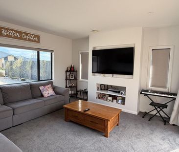 Sunny, Stylish and Spacious! - Photo 3