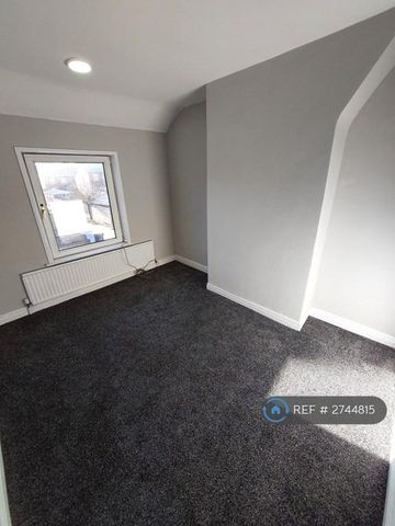 4 bedroom semi-detached house to rent - Photo 4