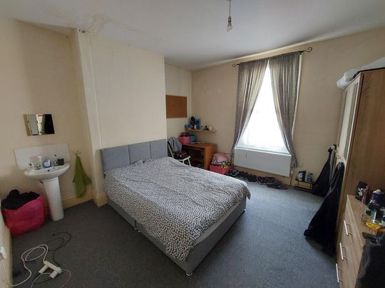 Spacious room in friendly, clean and central shared house - Photo 1