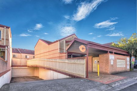 Spacious & Convenient location (Enter from King St) - Photo 5