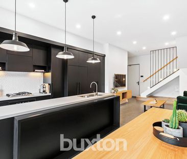 Stunning, Executive 2 Bedroom, 2 Bathroom Townhouse! - Photo 4