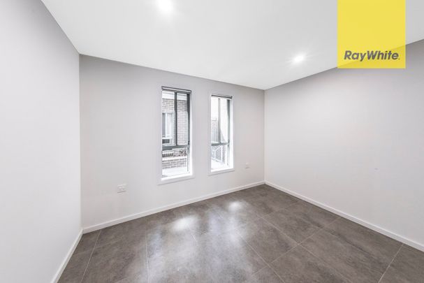 Modern and Sun-Drenched Three Bedroom Townhouse - Photo 1