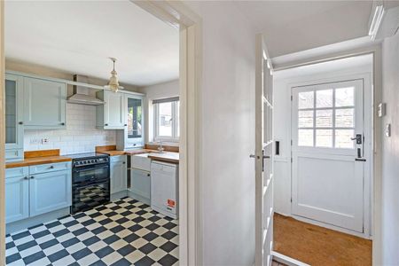 Rarely available ground floor flat in town centre location with private garden, parking space and garage - Photo 5