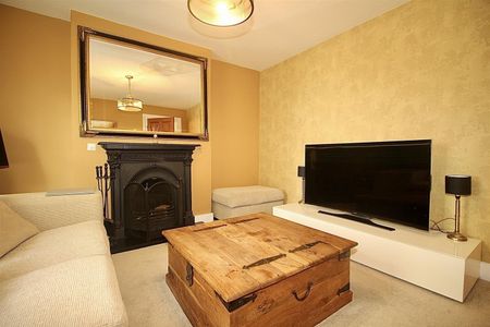 3 Bedroom House - End Terrace To Let - Photo 2