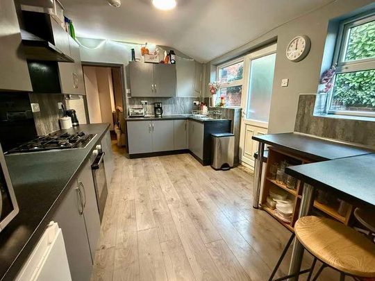 West End // Spacious Bed & Bath // Sept, LN1 - Photo 1