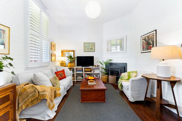 Charming Cottage With Studio, Lush Gardens & Peaceful Surrounds! - Photo 1