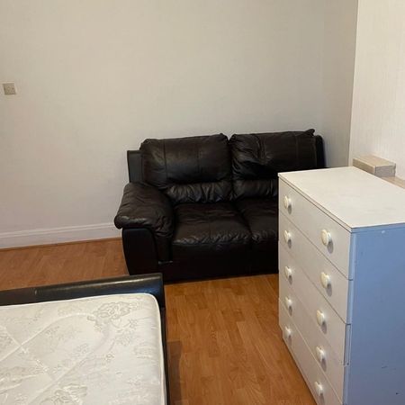 Room in a Shared House, Wembley, HA9 - Photo 3