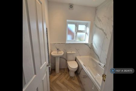 3 bedroom semi-detached house to rent - Photo 5