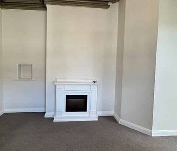 Character 2BR Flat w/ Courtyard in Mt. Cook - Photo 2