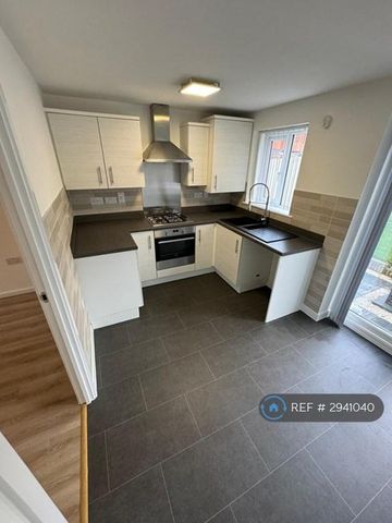 2 bedroom semi-detached house to rent - Photo 4