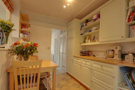 4 bedroom semi-detached house to rent - Photo 3