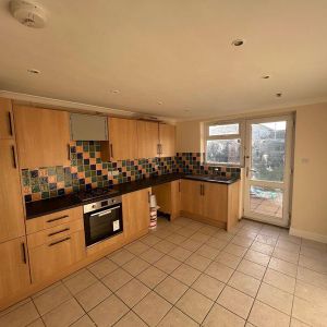 2 bedroom end of terrace house to rent - Photo 2