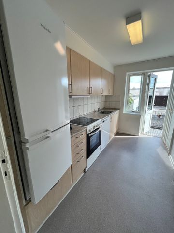 Flot større lejlighed med altan - Foto 3