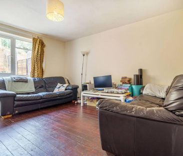 5 bedroom end of terrace house to rent - Photo 2