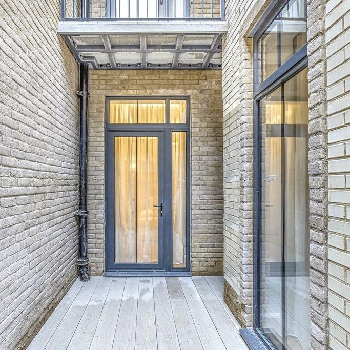 4 bedroom mews to rent - Photo 1