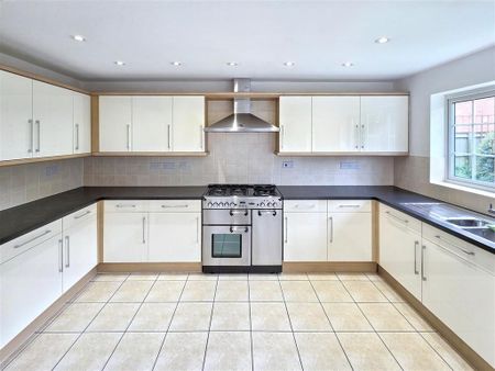 4 bedroom detached house to rent - Photo 2