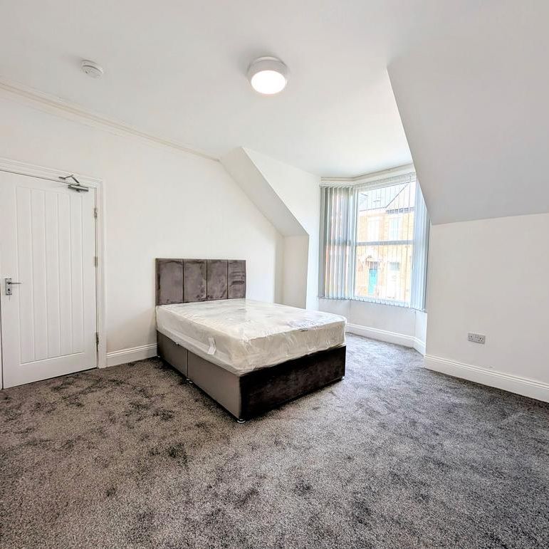 4 bedroom house of multiple occupation to rent - Photo 1